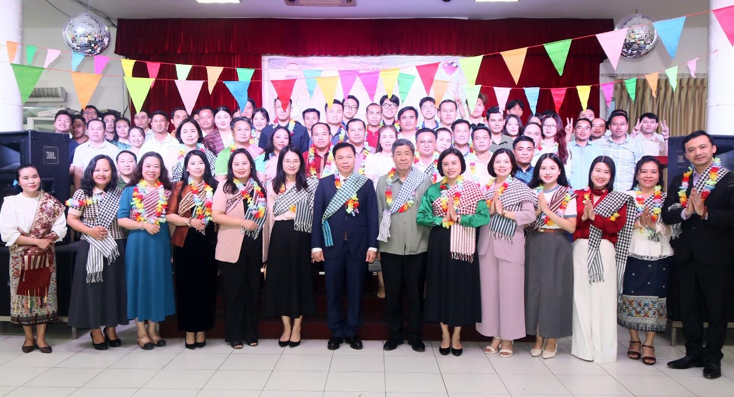 Học viện chúc mừng Tết cổ truyền Bun Pi May (CHDCND Lào)