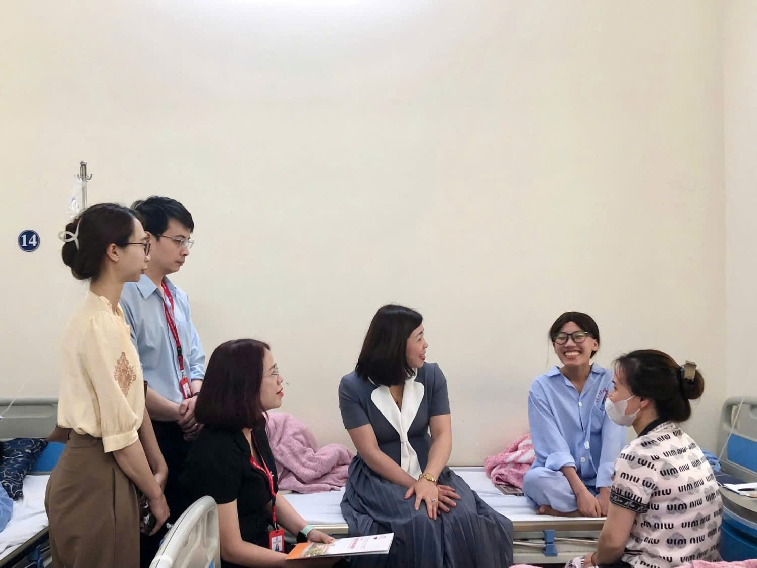 Đại diện lãnh đạo Học viện Báo chí và Tuyên truyền đến thăm hỏi, động viên sinh viên mắc bệnh hiểm nghèo